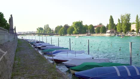 Kleine-Boote-Auf-Dem-Bodensee-Am-Sonnigen-Sommernachmittag-In-Lindau