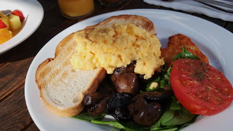 Desayuno-Salado-Perfecto-Con-Huevos-Revueltos,-Tomate-Asado,-Champiñones-Y-Espinacas