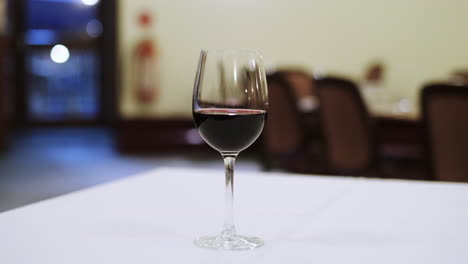 Eleganter-Und-Sauberer-Becher-Rotwein-Auf-Einem-Restauranttisch