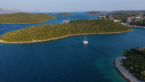 Yacht-segelboot,-Das-Durch-Die-Kroatische-Adria-küste-Fährt,-Luftbild