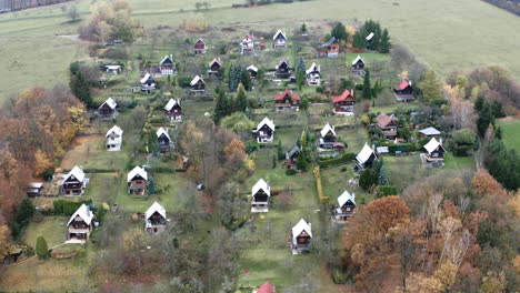 Malerisches-Dorf-In-Der-Tschechischen-Landschaft-Im-Herbst,-Weiße-Dächer