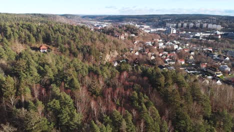 Nordische-Landschaft-Von-Waldhügeln-Durch-Schweden-Stadt,-Luftdrohnenansicht