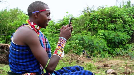 Frohes-Masai-Männchen,-Das-Mit-Seiner-Freundin-In-Wilder-Afrikanischer-Natur-Chillt-Und-SMS-Schreibt