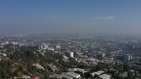 Hohe-Und-Breite-Luftaufnahme-Der-Stadt-Los-Angeles-Mit-Schlechter-Luftqualität