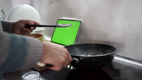 Sobre-El-Hombro-De-Un-Hombre-Cocinando-Sepia-Usando-Una-Receta-De-Su-Tableta