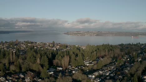 Scenery-Of-Tranquil-City-Village-With-Blue-Water-In-Background-Under-Cloudy-Sky-In-Proctor-City,-Tacoma,-Washington