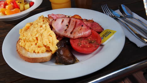 Delicioso-Desayuno-Inglés-En-Un-Plato-En-El-Hotel