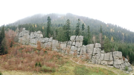 Nebliger-Berg-Mit-Herbstwald,-Hinter-Einem-Steinmauermassiv,-Tschechien