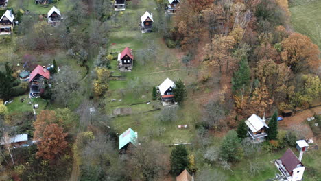 Malerisches-Dorf-In-Der-Herbstlandschaft-In-Tschechien,-Bunte-Dächer