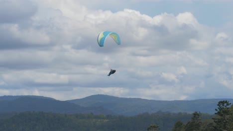 Parapente-Volando-Sobre-El-Mirador-De-Rosin-En-Beechmont---Parque-Nacional-De-Lamington-En-Queensland,-Australia---Tiro-Ancho