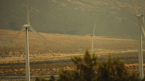 Stetige-Nahaufnahme-Von-3-Rotoren-Und-Flügeln-Von-Windkraftanlagen-In-Einem-Windpark-In-Der-Nähe-Von-Palm-Springs-In-Der-Mojave-Wüste,-Kalifornien,-USA