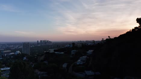 Panning-Luftaufnahme-Von-Century-City-Und-Beverly-Hills-Während-Des-Sonnenuntergangs