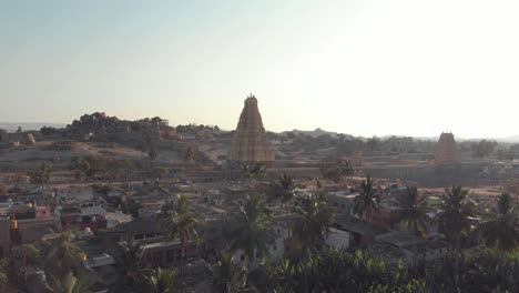 4K-Aufnahmen-Des-Alten-Dorfes-Hampi,-Indien,-Das-Für-Die-Zahlreichen-Zerstörten-Tempel-Bekannt-Ist