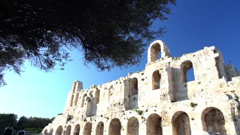 Establecimiento-De-Una-Vista-De-La-Acrópolis-De-Atenas-En-Grecia,-Ruinas-Contra-El-Cielo-Azul,-Día