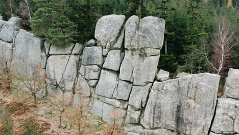 Natursteinmauer-Massiv,-Nadelwald-Dahinter,-Herbst,-Tschechien