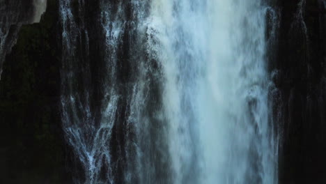 Agua-Que-Fluye-Por-Un-Acantilado-Cubierto-De-Musgo-En-Burney-Falls,-Exuberante-Cascada-En-California