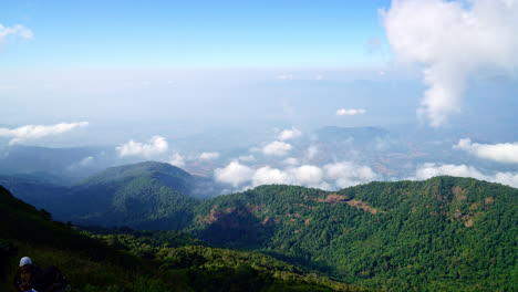 Timelapse-Hermosa-Capa-De-Montaña-Con-Nubes-Y-Cielo-Azul-En-El-Sendero-Natural-Kew-Mae-Pan-En-Chiang-Mai,-Tailandia