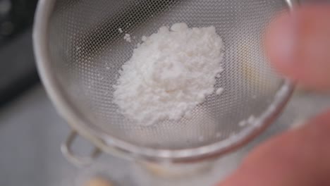 Tamizar-Azúcar-Glas-En-Polvo-En-Galletas-Recién-Horneadas