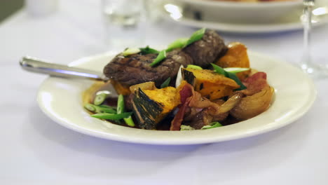 Steak-Dinner-Mit-Gemüse-Auf-Einem-Schicken-Teller,-Feines-Gericht