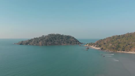 Palolem-Island-Reserve-in-the-edge-of-Palolem-Beach-in-Goa,-India---Aerial-Panoramic-Orbit-shot