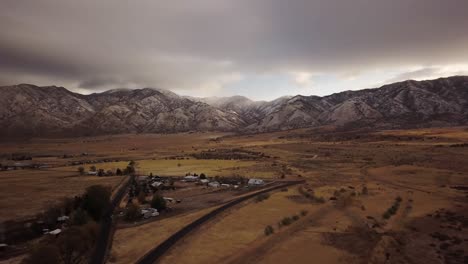 Eine-Drohne-Erkundet-Einen-Düsteren-Wintertag-Im-Tal