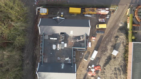 Top-down-Antenne-Des-Neuen-Hauses,-Das-Auf-Der-Baustelle-Gebaut-Wird