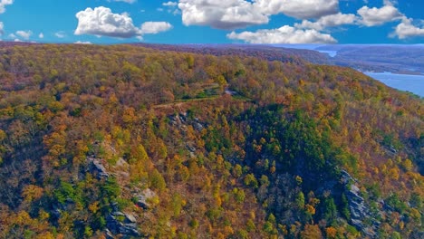 Luftaufnahme-Der-Baumfarben-Im-Herbst-Entlang-Eines-Großen-Flusses-An-Einem-Sonnigen-Herbsttag