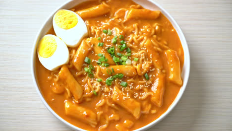Korean-instant-noodle-and-Tteokbokki-in-Korean-spicy-sauce,-Rabokki---Korean-food-style