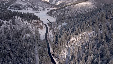 Fahrzeuge,-Die-Im-Winter-Im-American-Fork-Canyon-In-Den-Wasatch-Mountains,-Utah,-USA,-über-Die-Straße-Mit-Bergketten-Im-Hintergrund-Fahren
