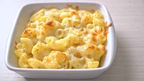 mac-and-cheese,-macaroni-pasta-in-cheesy-sauce---American-styl