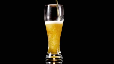 Vaso-Weizen-Lleno-De-Cerveza-De-Trigo,-Burbujas-Espumosas-En-La-Parte-Superior-Aisladas-En-Fondo-Negro