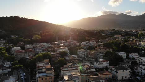 Drone-Shot-Vuela-Sobre-La-Ciudad-De-Scauri-Italy-Al-Sol-Y-Las-Montañas-En-Un-Día-De-Puesta-De-Sol-Full-Hd-50fps