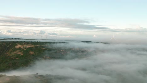 Bodenwolken-Strömen-über-Erhöhtes-Naturplateau-Mit-Windkraftanlagen-Auf-Madeira