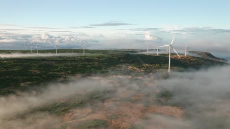 Alternativer-Energie-windmühlenpark-Auf-Einem-Natürlichen-Plateau-In-Madeira,-Aus-Der-Luft