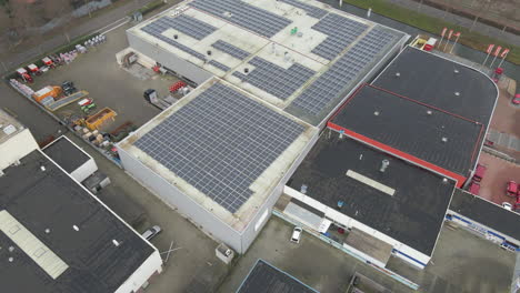 Schön-Auf-Dem-Dach-Eines-Industriegebäudes,-Das-Mit-Sonnenkollektoren-Gefüllt-Ist