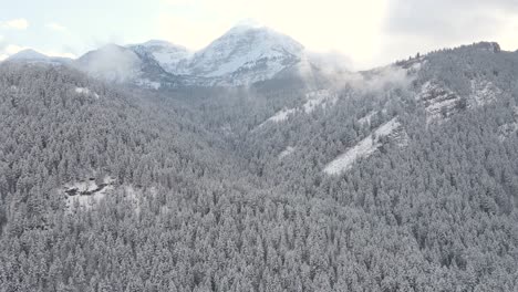 Toma-De-Drones-De-Las-Montañas-Wasatch-Cubiertas-De-Nieve-Durante-El-Invierno