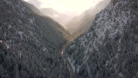 Pintoresco-Camino-Invernal-Del-Valle-De-La-Montaña-En-El-Paisaje-De-Utah,-Aéreo