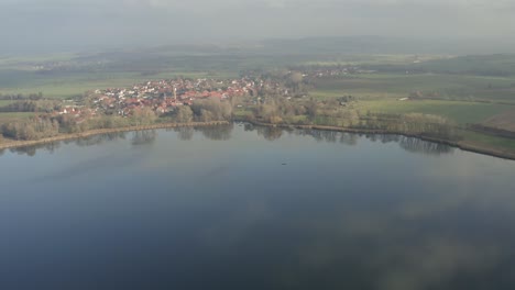 Drohnenantenne-Des-Typischen-Deutschen-Dorfes-Seeburg-Am-Seeburger-See-An-Einem-Schönen-Sonntagmorgen