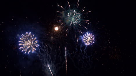 Ein-Feuerwerk-Aus-Purpur-Und-Gold-Ließ-Den-Nachthimmel-Vor-Aufregung-Summen
