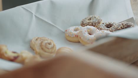 Donuts-Und-Anderes-Gebäck-In-Einer-Holzschale