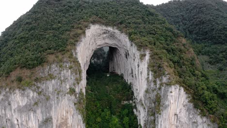 Hermoso-Gran-Arco-Natural-De-Getu,-Paisaje-Montañoso-Kárstico-Chino,-Aéreo