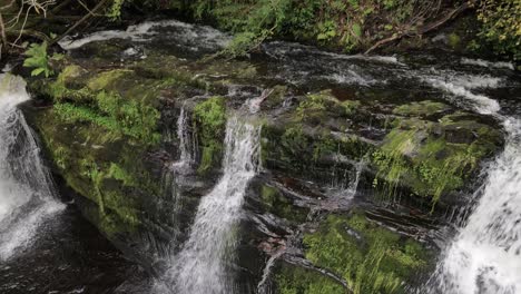 Kaskadierender-Wasserfallstrom-In-Den-Naturwäldern-Des-Vereinigten-Königreichs