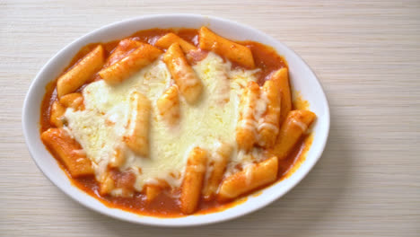 Korean-rice-cake-in-spicy-Korean-sauce-with-cheese,-Cheese-Tokpokki,-Tteokbokki-with-Cheese---Korean-food-style