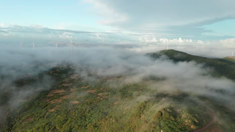Fliegen-über-Niedrigen-Wolken-Mit-Fernen-Windmühlen,-Die-Bei-Bica-Da-Cana-Herausragen