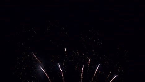 Spektakuläre-Pyrotechnische-Feuerwerksexplosionen-Am-Nachthimmel,-Bunte-Funken-über-Der-Stadt-Während-Der-Feier