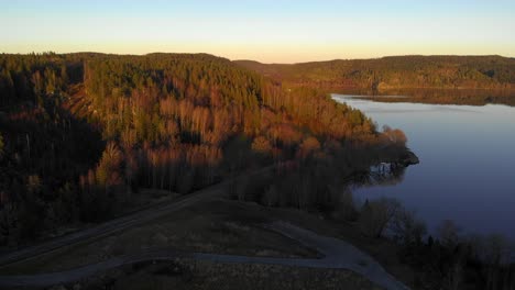 Majestätische-Luftaufnahme-Der-Skandinavischen-Waldlandschaft-Im-Freien-Bei-Sonnenuntergang