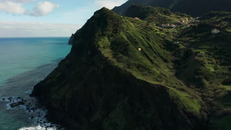 Gleitschirm-Fliegt-An-Den-Berühmten-Grünen-Klippen-Von-Madeira-An-Der-Küste-Vorbei,-Aus-Der-Luft