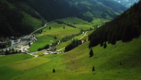 Vista-Aérea-Sobre-Ferleiten,-Austria,-Situada-En-Un-Valle-De-Montaña