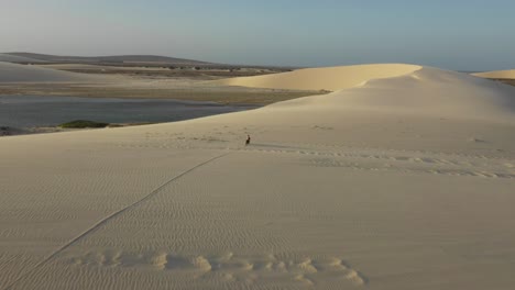 Drohnenaufnahme-Eines-Radfahrers,-Der-Durch-Sanddünen-In-Brasilien-Fährt
