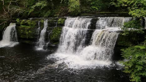 Sprudelnder-Wasserfall-In-Zeitlupe-Im-Brecon-Beacons-National-Park-In-Uk